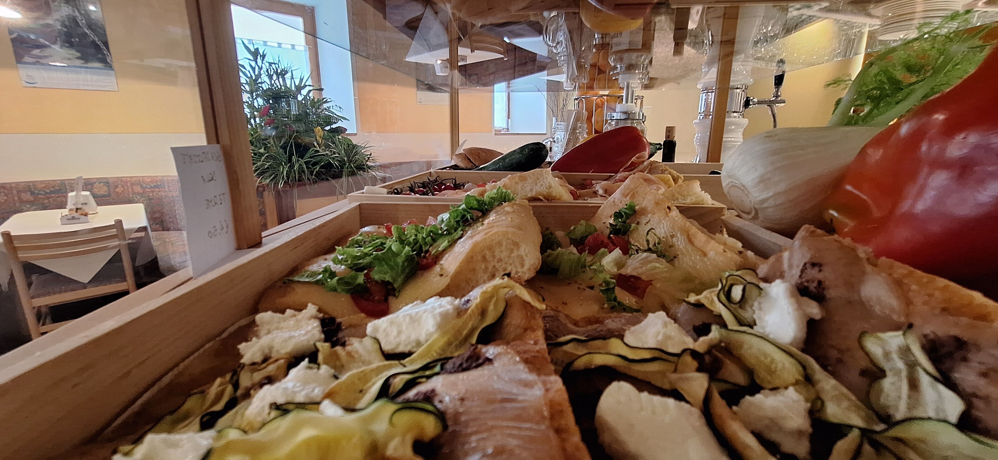 Un bufé con diversos bocadillos y ensaladas.