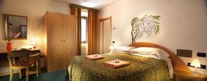 Hypo-allergenic bedding, down comforters, in-room safe, desk - Hotel Terme di Rabbi (Bagni di Rabbi)