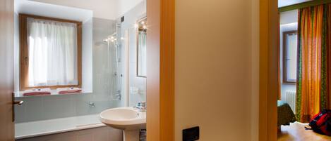 Une salle de bain moderne avec une baignoire, un lavabo et une douche.
