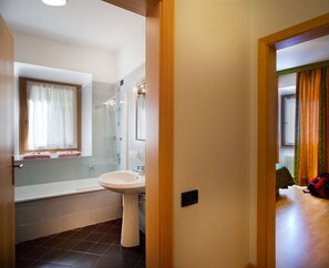 Habitación doble superior | Baño | Secador de pelo, toallas, jabón y champú