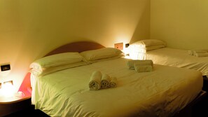 Hypo-allergenic bedding, down comforters, in-room safe, desk - Hotel Terme di Rabbi (Bagni di Rabbi)