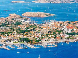 A coastal town with a marina, boats, and buildings with red roofs. - 4 Star Holiday Home in Lysekil (Lysekil)
