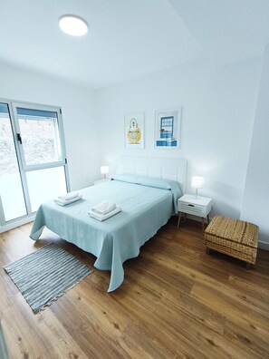 2 habitaciones, tabla de planchar con plancha y cuna de viaje 