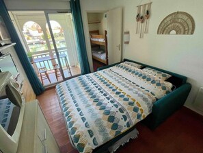 1 bedroom, travel crib, bed sheets - Cocon Marine Avec sa vue lac son Balcon Exposé est sa Piscine, Tout Équipé (Le Barcarès)