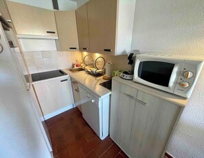 Fridge, microwave, dishwasher, coffee/tea maker