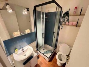 Haartrockner, Handtücher, Seife, Toilettenpapier