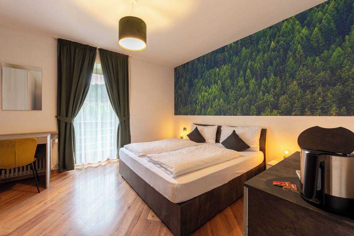 Smart Stay | In-room safe, blackout drapes, free WiFi, bed sheets