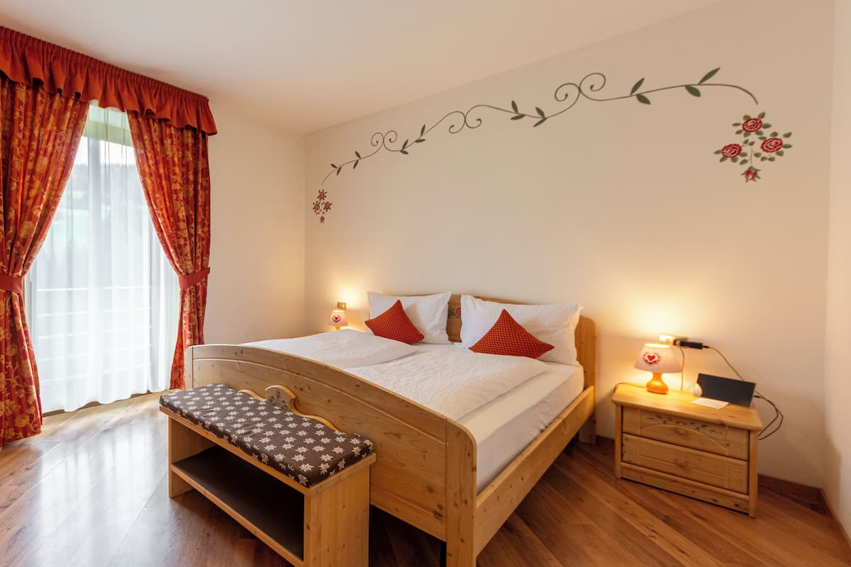 Alpine Double Room | Een kluis op de kamer, verduisterende gordijnen, babybedden, gratis wifi