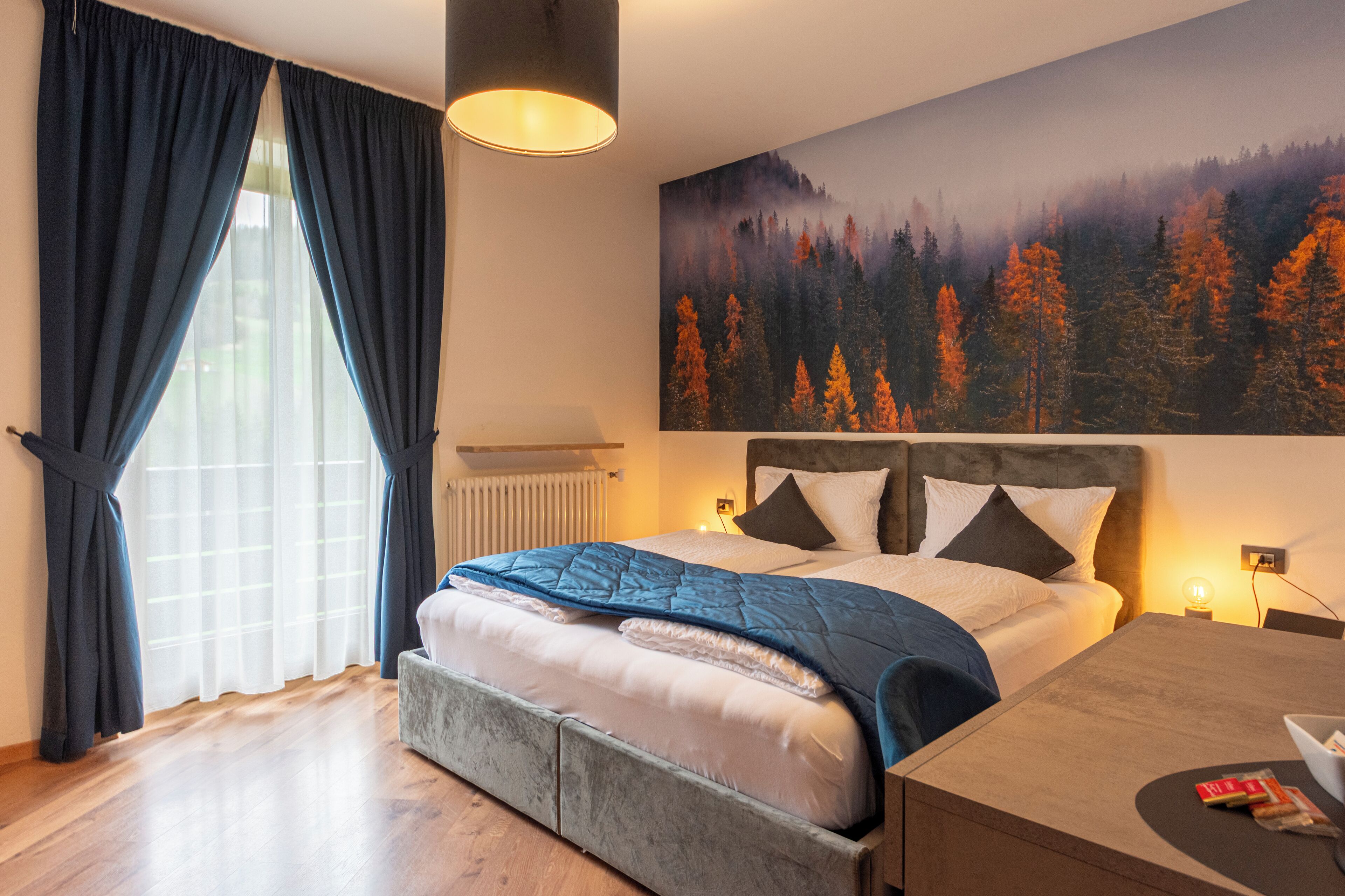 خزنة داخل الغرفة وستائر تعتيم وواي فاي مجانًا وملاءات أسرّة