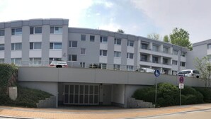 A modern multi-story building with a flat roof and a covered entrance. - Juchmann Modern Retreat (Timmendorfer Strand)