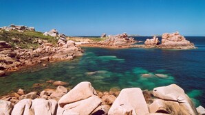 A coastal landscape with rocky formations and clear blue water. - Central and charming studio, Guingamp center (Guingamp)