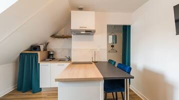 Ofen, Wasserkocher mit Kaffee-/Teezubehör, Toaster