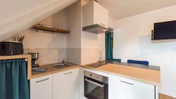 Oven, coffee/tea maker, toaster, cookware/dishes/utensils