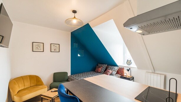 A modern room with a bed, a dining table, a sofa, and a desk. - Central and charming studio, Guingamp center (Guingamp)