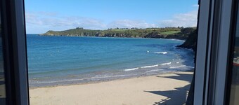 Facing the sea, with sunny terrace, Brehec