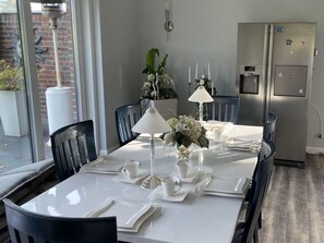Dining - Wide Angle View (Zetel)