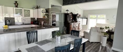 하우스 | 전용 주방 | 냉장고, 전자레인지, 오븐, 쿡탑