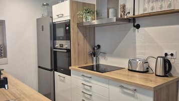 Een koelkast, een microgolfoven, een oven, een kookplaat