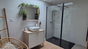 Douche, sĂšche-cheveux, serviettes fournies, papier toilette
