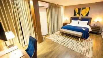 Classic Apartment | Peti besi dalam bilik, meja, ruang kerja komputer riba, Wi-fi percuma