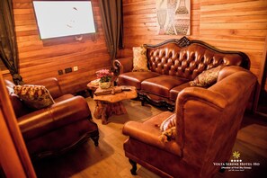 Chalet rustique de base | Coffre-fort, bureau, espace de travail pour ordinateurs portables