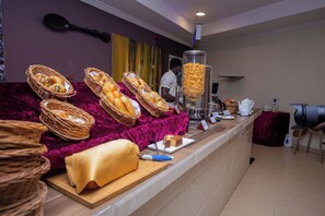 بوفيه فطور مجانًا يوميًا