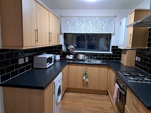 Apartment | Private kitchen | Fridge, microwave, oven, stovetop - Immaculate 1-bed Apartment in London (London)