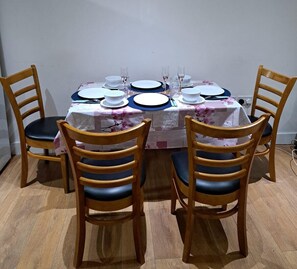 Dining - Immaculate 1-bed Apartment in London (London)