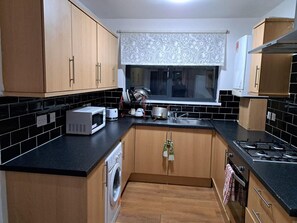 Fridge, microwave, oven, stovetop - Immaculate 1-bed Apartment in London (London)