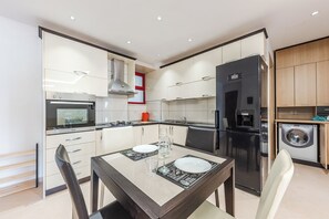 Fridge, oven, stovetop, electric kettle