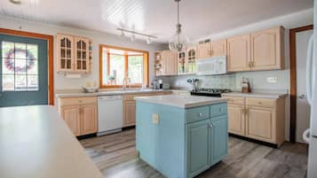 Microwave, coffee/tea maker, toaster