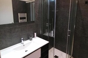 Shower, hair dryer, bidet, towels - B&B in the heart of Ragusa Ibla just 1 minute walk from the Cathedral of San Giorgio (Ragusa)
