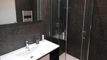 Dusche, Haartrockner, Bidet, Handtücher