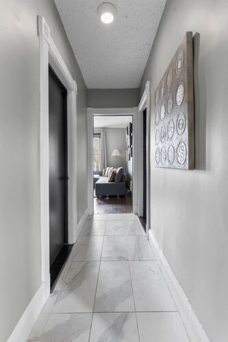 Clean and spacious 3BR DT Windsor Laundry and parking