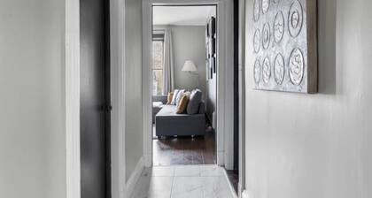 Clean and spacious 3BR DT Windsor Laundry and parking