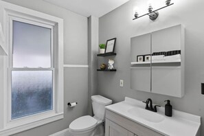 Hair dryer, soap, shampoo, toilet paper - Clean and spacious 3BR DT Windsor Laundry and parking (Windsor)