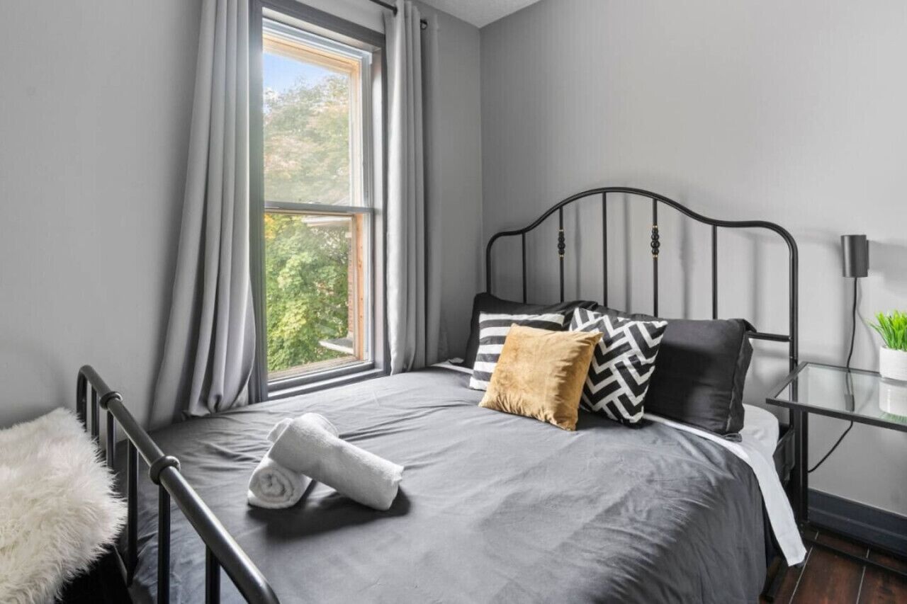 3 soverom, skrivebord, strykejern/-brett og reiseseng for barn