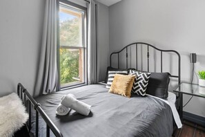 3 bedrooms, desk, iron/ironing board, travel crib