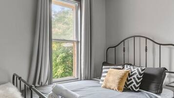 3 Schlafzimmer, Schreibtisch, Bügeleisen/Bügelbrett, Reisekinderbett