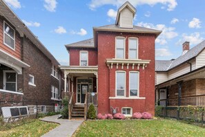 Exterior - Clean and spacious 3BR DT Windsor Laundry and parking (Windsor)
