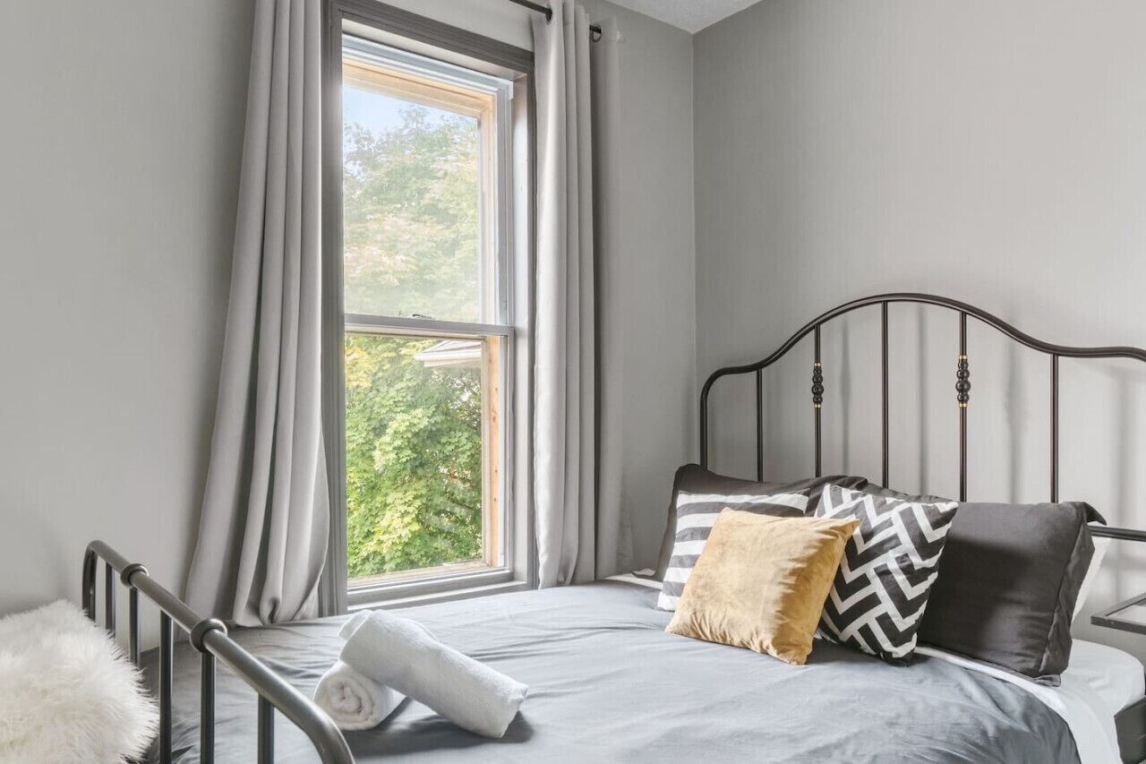 7 chambres, bureau, fer et planche à repasser, lit parapluie