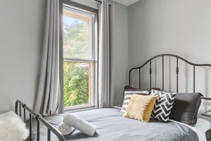 7 chambres, bureau, fer et planche à repasser, lit de bébé portatif