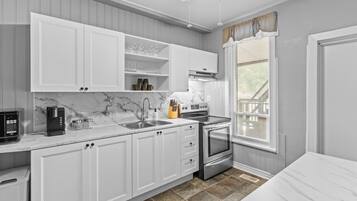 Een koelkast, een magnetron, een oven, een kookplaat