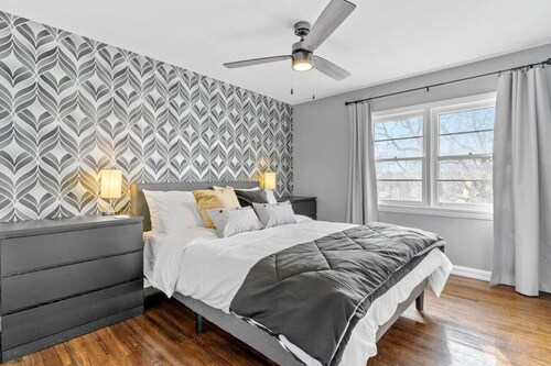 Cheerful Family Home 3 mins drive to UWindsor