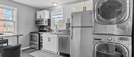 Réfrigérateur, four à micro-ondes, un four, surface de cuisson