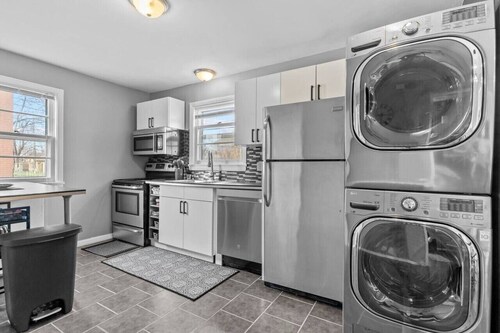 Cheerful Family Home 3 mins drive to UWindsor