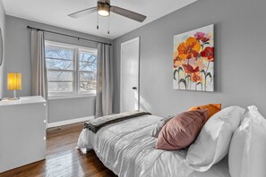 3 habitaciones, escritorio y tabla de planchar con plancha 