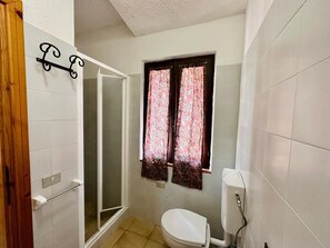 Shower, hair dryer, bidet, towels - 1 Bedroom Private vacation home in Rena Majore (Rena Majore)
