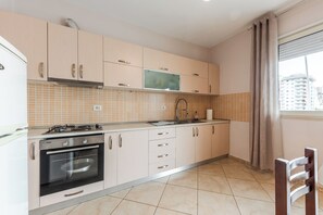 ثلاجة، موقد طهي مسطح، غلّاية كهربائية، مستلزمات طهي/أطباق/أوعية