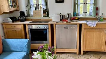 House | Private kitchen | Oven, electric kettle, toaster
